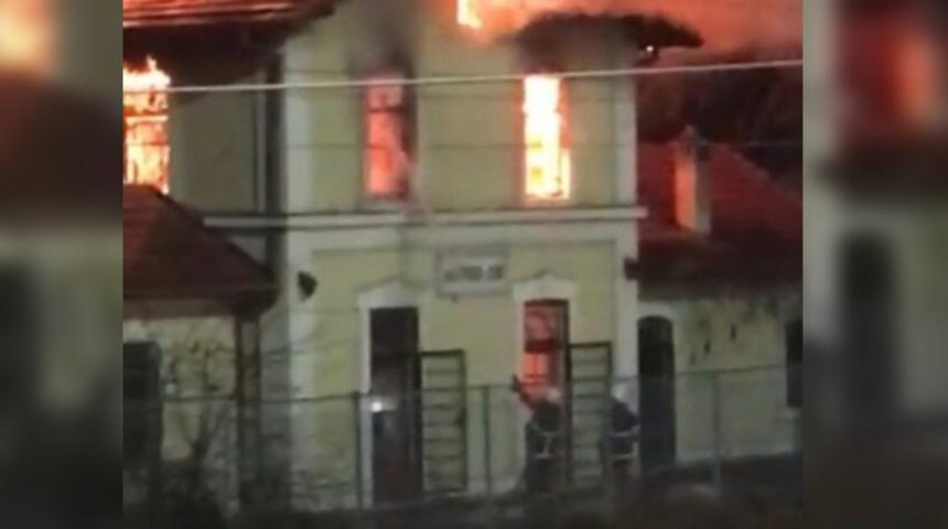 Kocaeli’de tarihi tren garı alev alev yandı