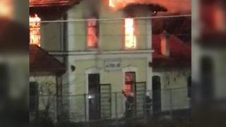 Kocaeli’de tarihi tren garı alev alev yandı