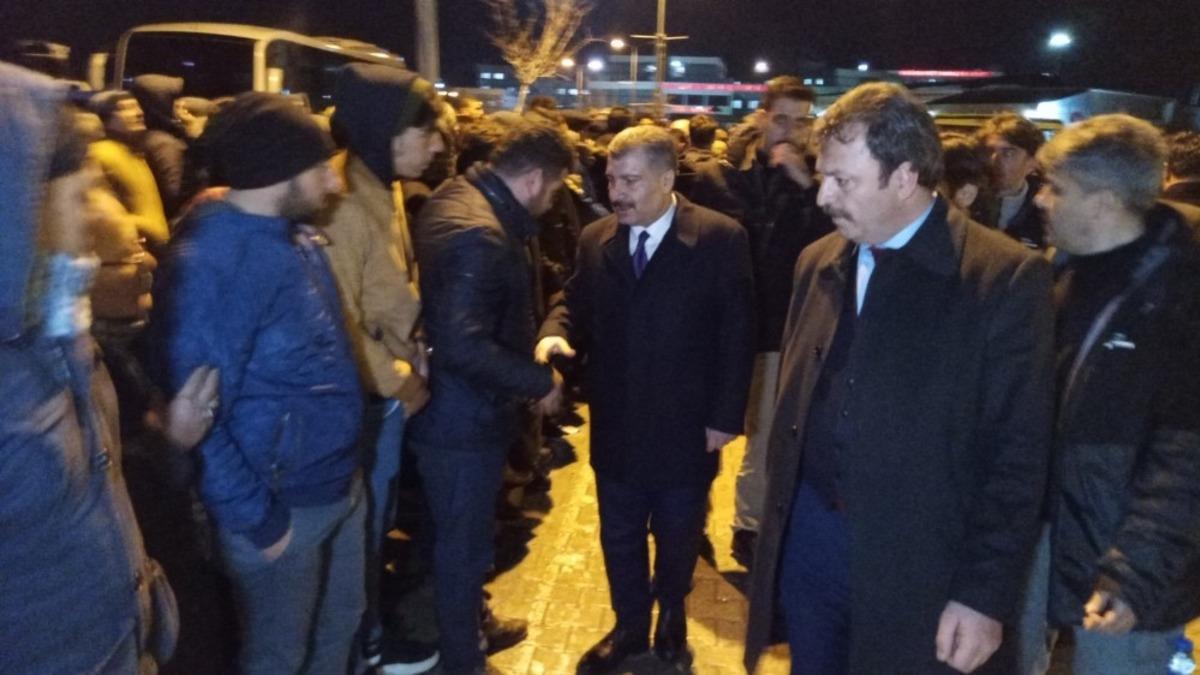 Bakanlar, &ccedil;ığ altında kalarak hayatını kaybedenlerin ailelerini ziyaret ettiler