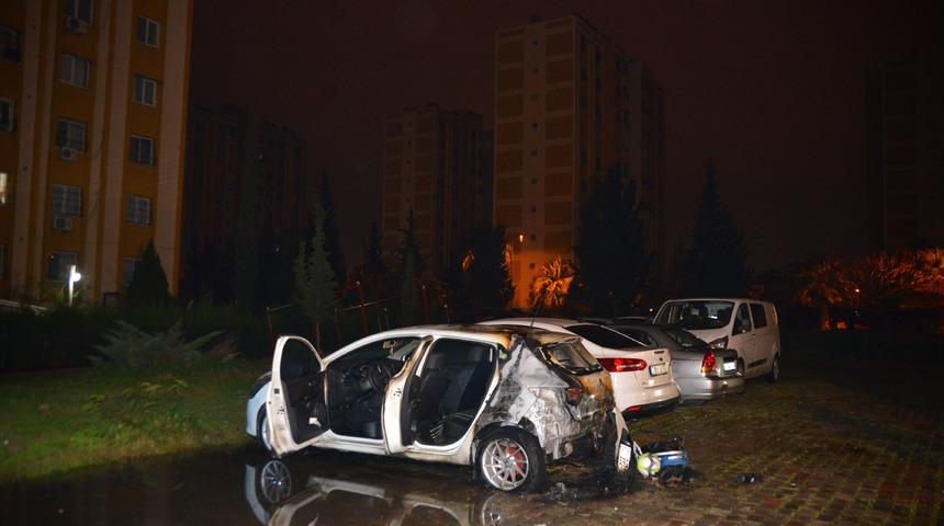 Adana'da park halindeki otomobil kundaklandı