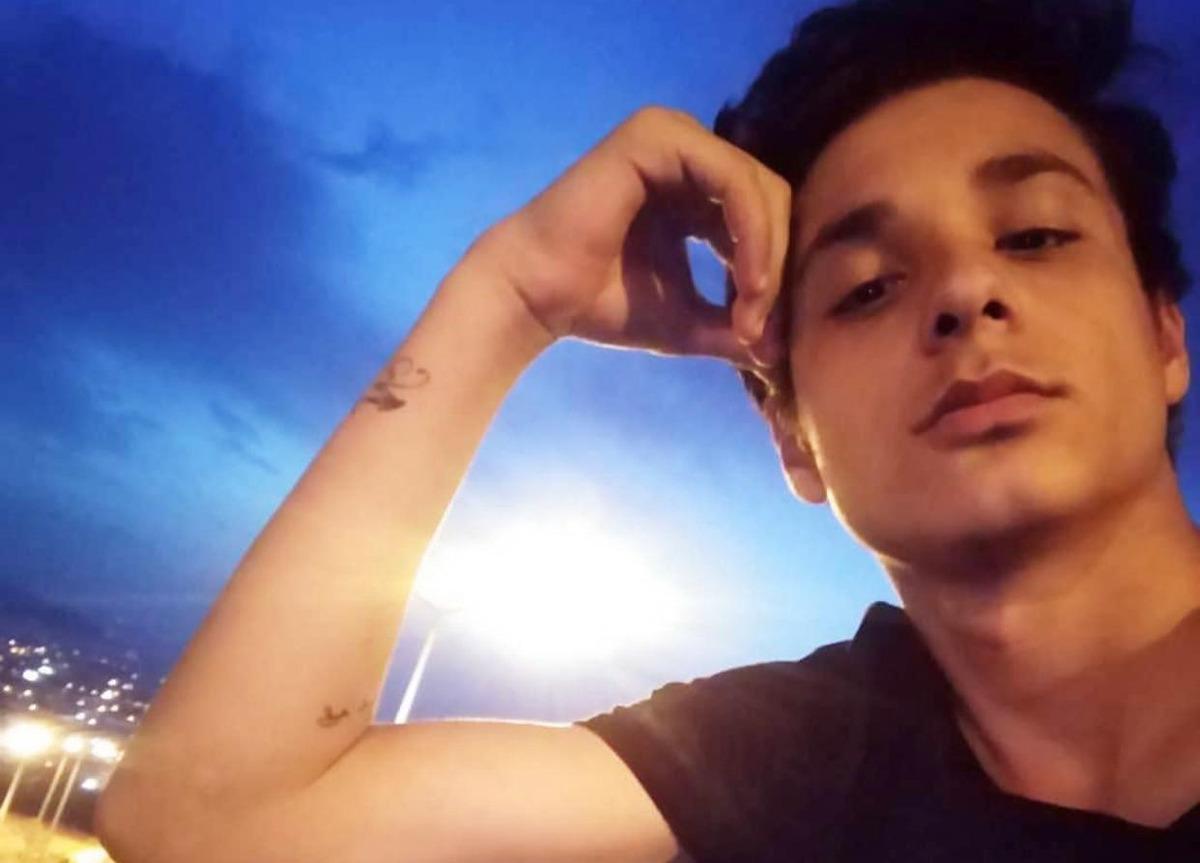 Polis memuru, otomobilini &ccedil;alan 17 yaşındaki genci &ouml;ld&uuml;rd&uuml;