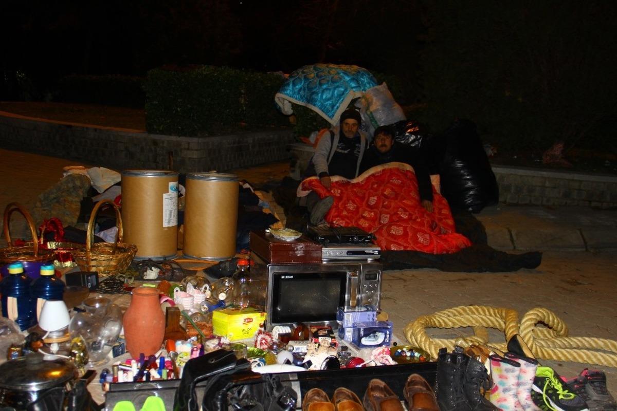&Ccedil;aresizlikten değil, ekmek parası i&ccedil;in geceyi sokakta ge&ccedil;iriyorlar