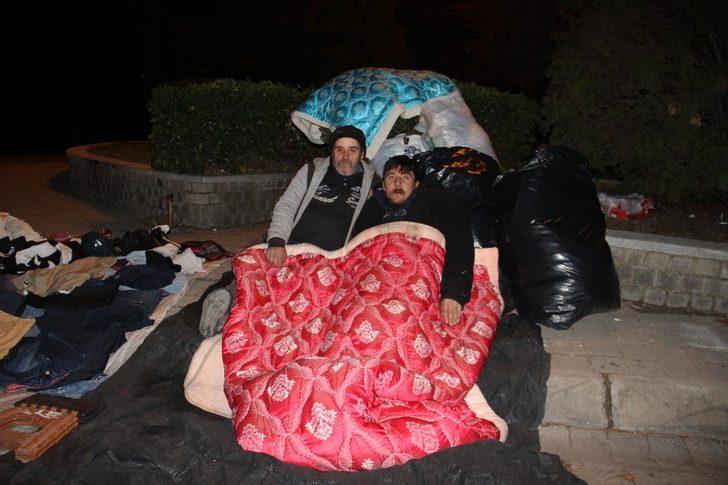 Çaresizlikten değil, ekmek parası için geceyi sokakta geçiriyorlar G2
