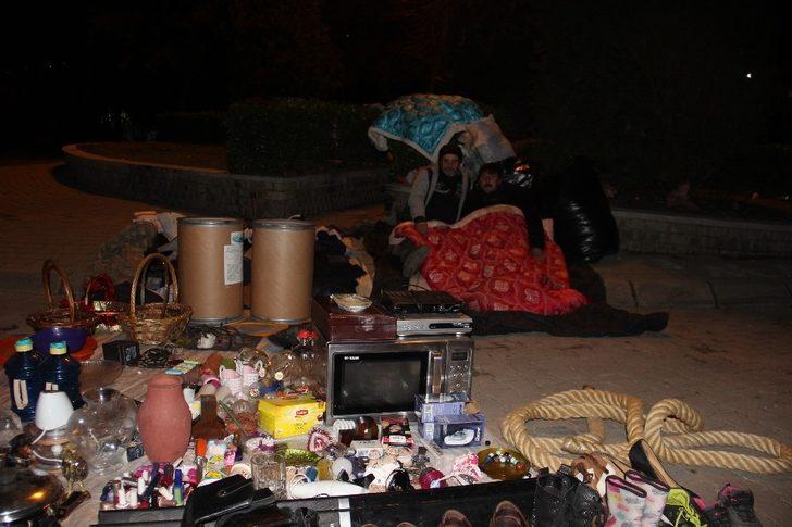 Çaresizlikten değil, ekmek parası için geceyi sokakta geçiriyorlar G3