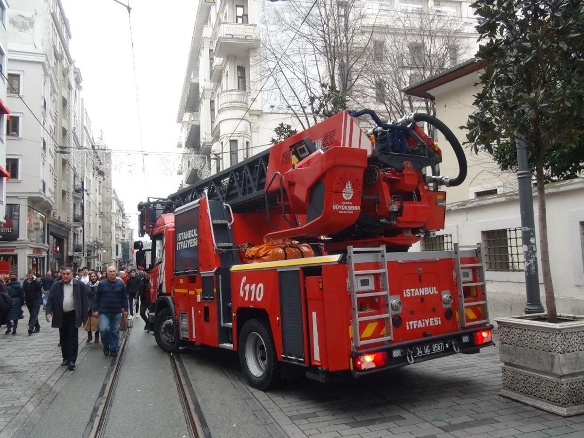 İstiklal Caddesi'nde cami &ccedil;atısına &ccedil;ıkan kedi itfaiyecilere zor anlar yaşattı