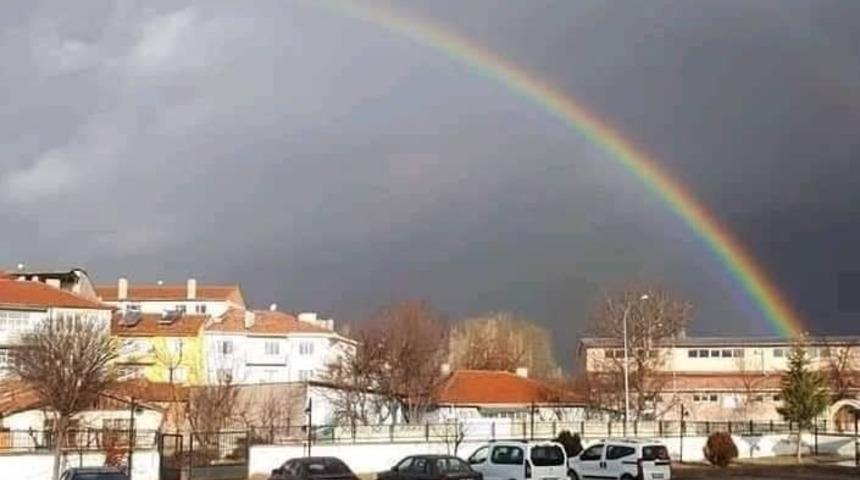 &Ccedil;avdarhisar&rsquo;da g&ouml;kkuşağı b&uuml;y&uuml;ledi