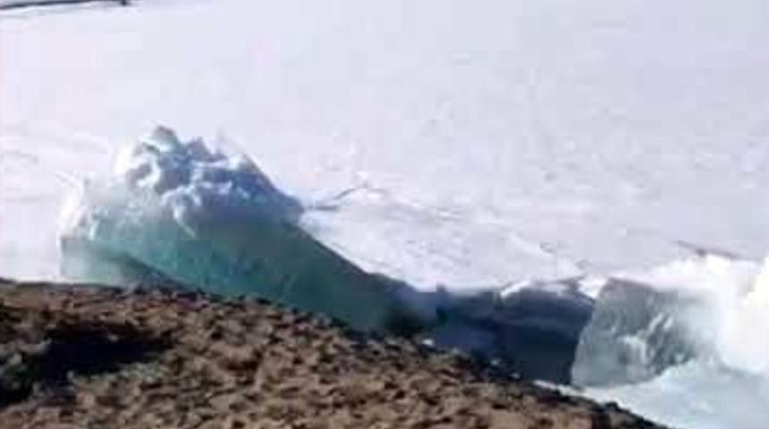 Rusya'da denizdeki buzullar sahile vurdu! 