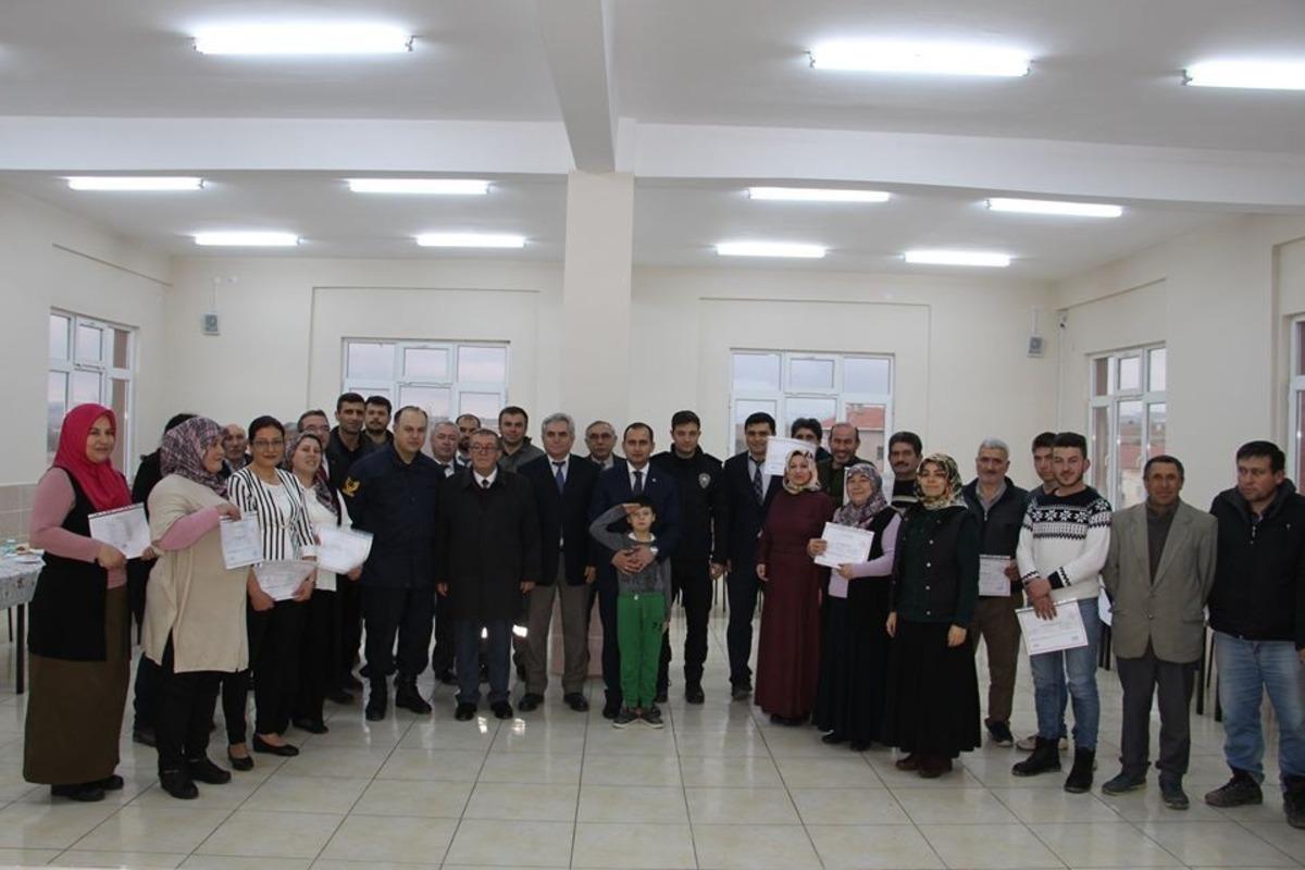 Başarılı kursiyerlere belegeleri t&ouml;renle verildi