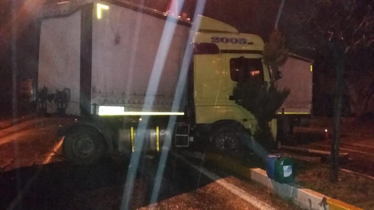 Tır ref&uuml;je &ccedil;arptı