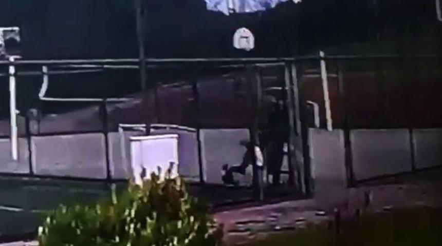 Tel &ouml;rg&uuml;l&uuml; yere sıkıştırdığı k&ouml;peği defalarca tekmeledi