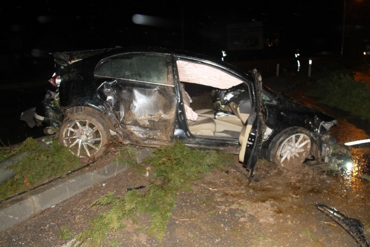 Konya&rsquo;da iki otomobil &ccedil;arpıştı: 4 yaralı