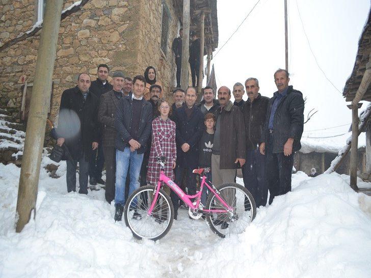 Kaymakam Özadalı’dan hasta öğrenciye bisiklet sürprizi G1