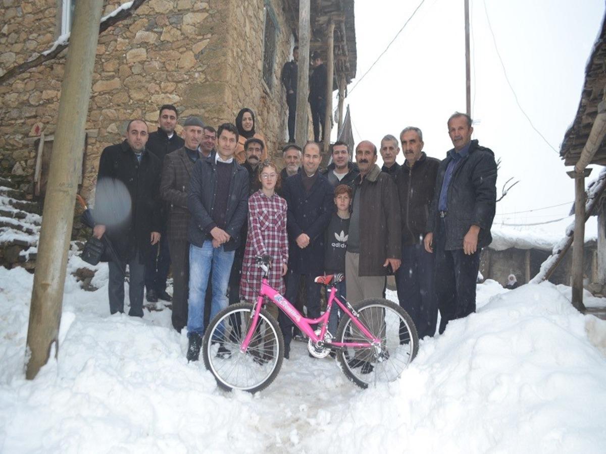 Kaymakam &Ouml;zadalı&rsquo;dan hasta &ouml;ğrenciye bisiklet s&uuml;rprizi