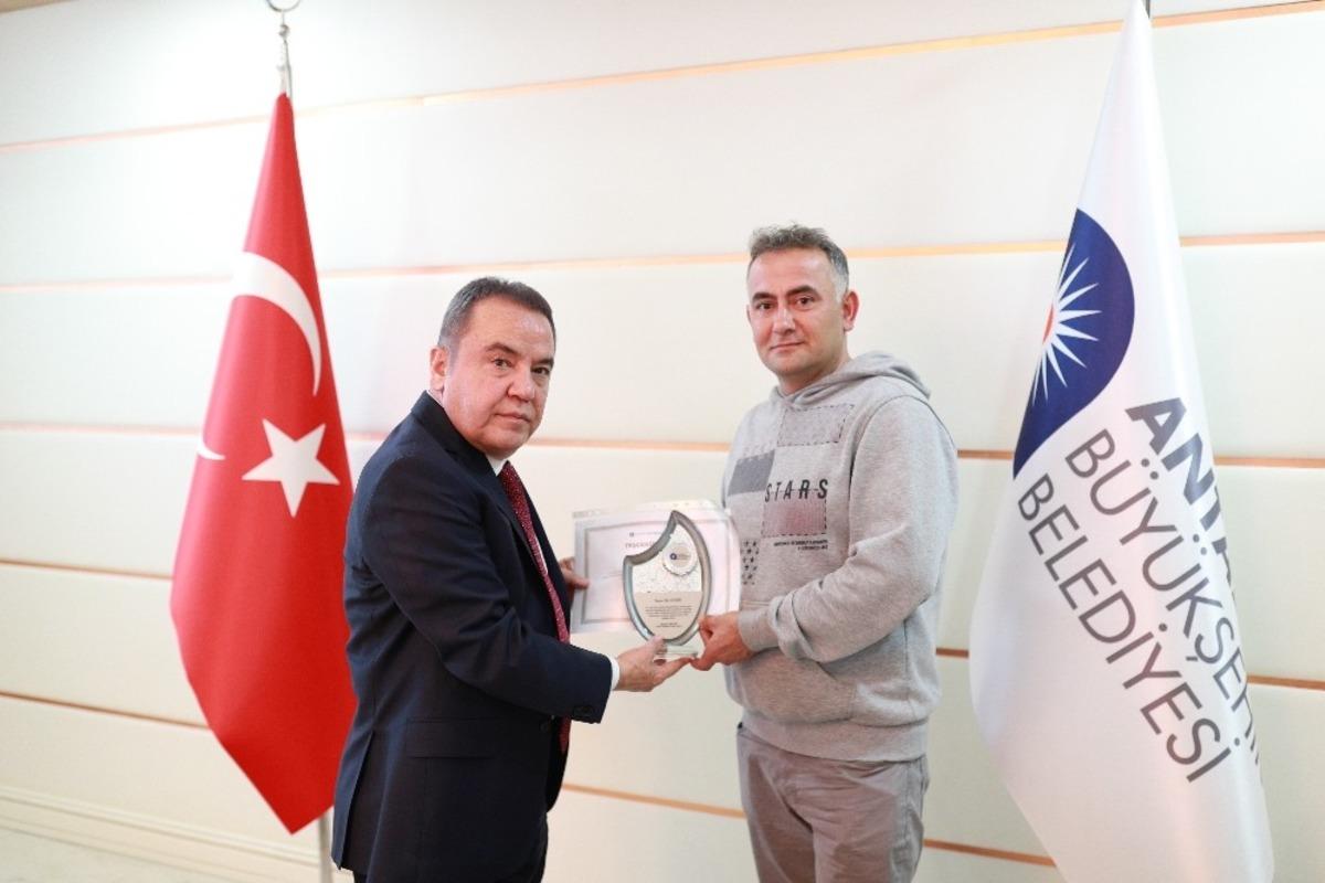 Başkan B&ouml;cek&rsquo;ten Elazığ&rsquo;da g&ouml;rev alan ekibe plaket