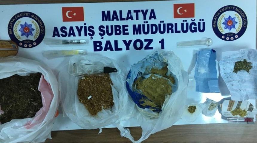 Uyuşturucu ve silah ele ge&ccedil;irildi