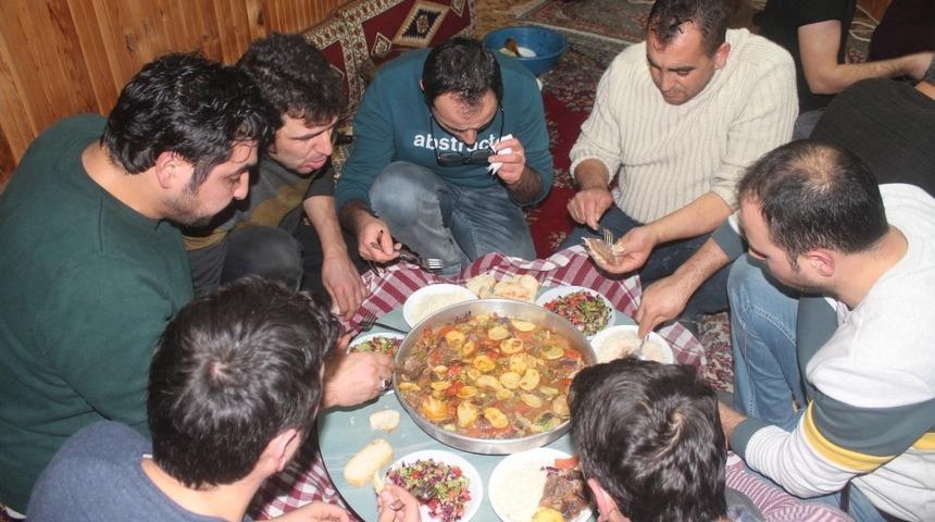 Bayburt&rsquo;ta asırlık kış geleneği s&uuml;rd&uuml;r&uuml;l&uuml;yor