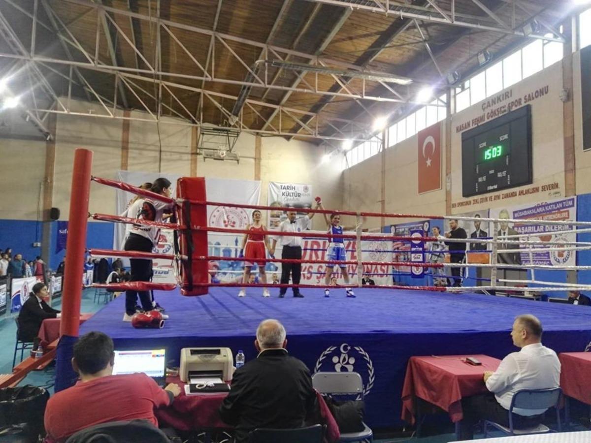 Kayserili kadın boks&ouml;rler, &Ccedil;ankırı&rsquo;dan madalya ile d&ouml;nd&uuml;