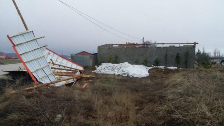 Gece çıkan fırtına Günyüzü ilçesinde çatıları uçurdu G1