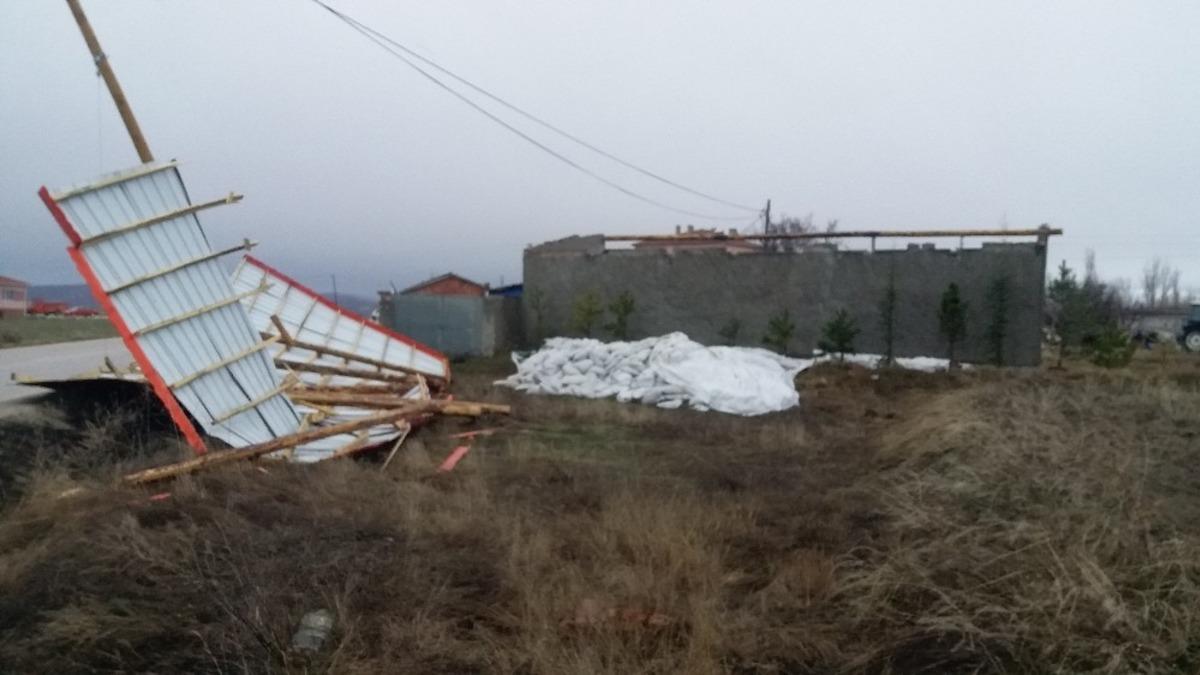 Gece &ccedil;ıkan fırtına G&uuml;ny&uuml;z&uuml; il&ccedil;esinde &ccedil;atıları u&ccedil;urdu