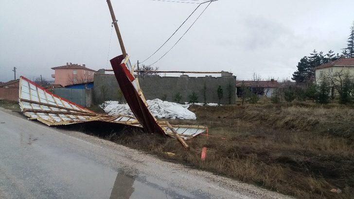 Gece çıkan fırtına Günyüzü ilçesinde çatıları uçurdu G2