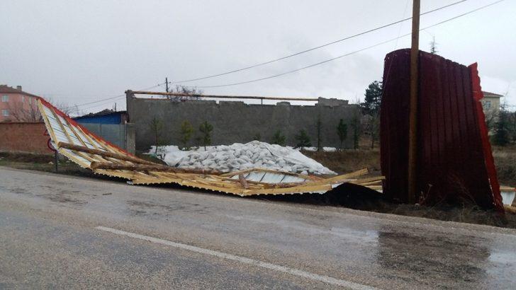 Gece çıkan fırtına Günyüzü ilçesinde çatıları uçurdu G3