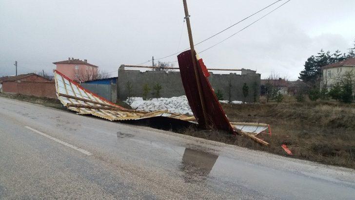 Gece çıkan fırtına Günyüzü ilçesinde çatıları uçurdu G4