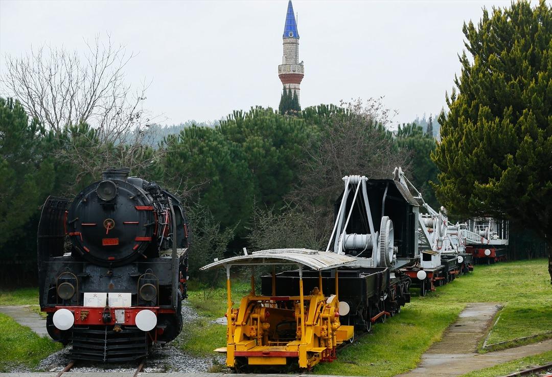 Asırlık kara trenler ziyaret&ccedil;ilerini bekliyor