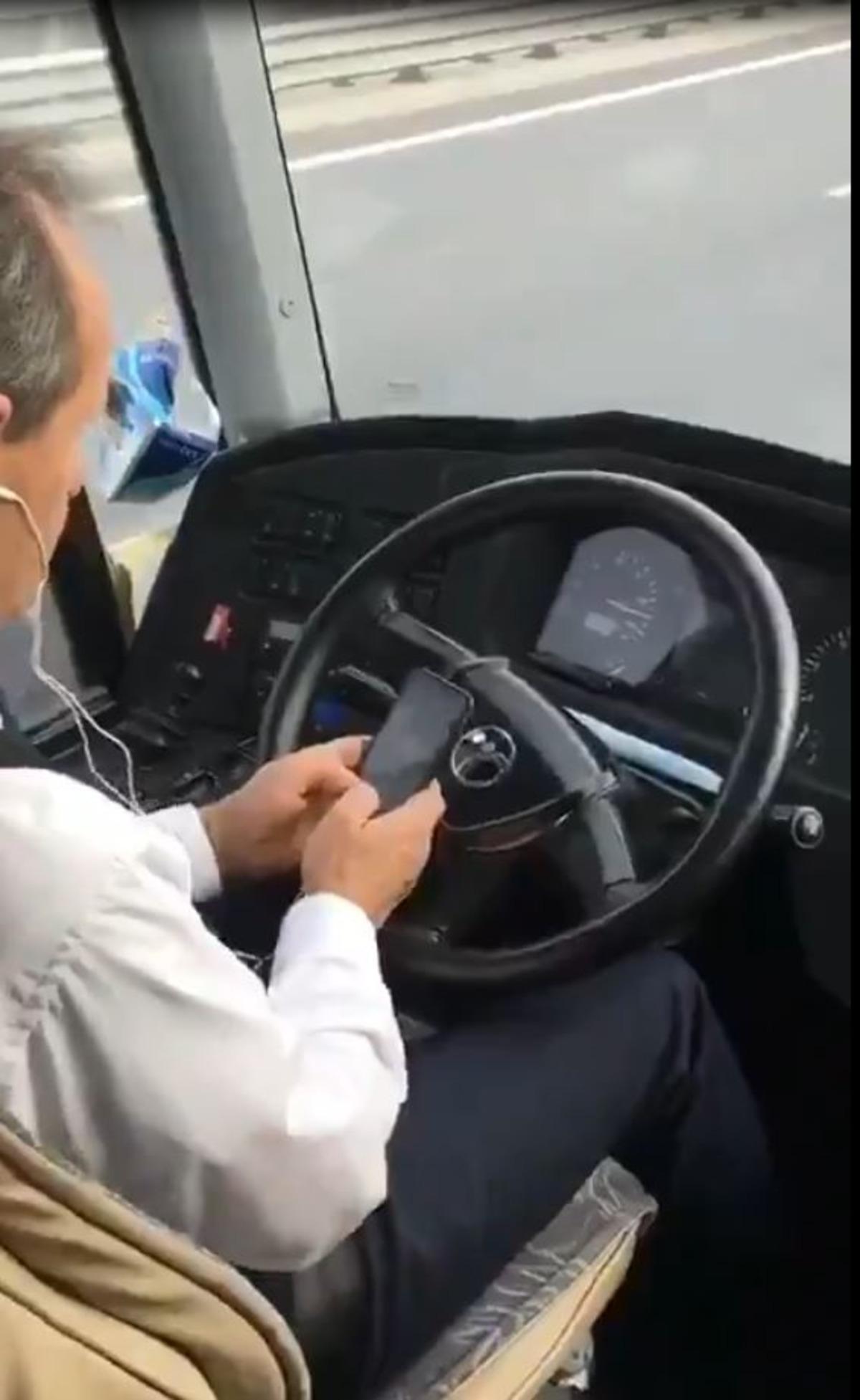 Direksiyon başında cep telefonu kullanan otob&uuml;s şof&ouml;r&uuml;ne tepki