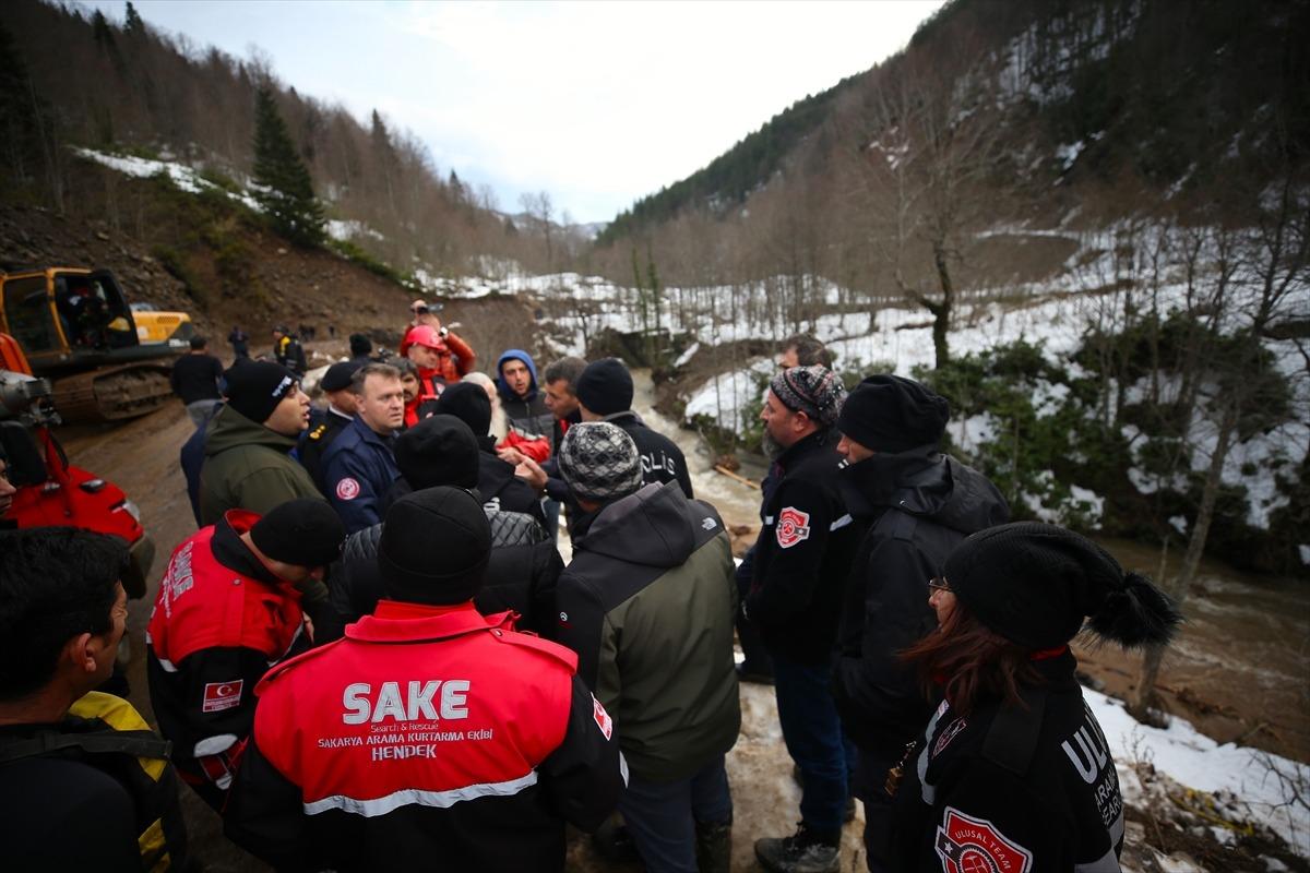 G&Uuml;NCELLEME - D&uuml;zce'de dereye devrilen iş makinesinin operat&ouml;r&uuml;n&uuml; arama &ccedil;alışmaları s&uuml;r&uuml;yor