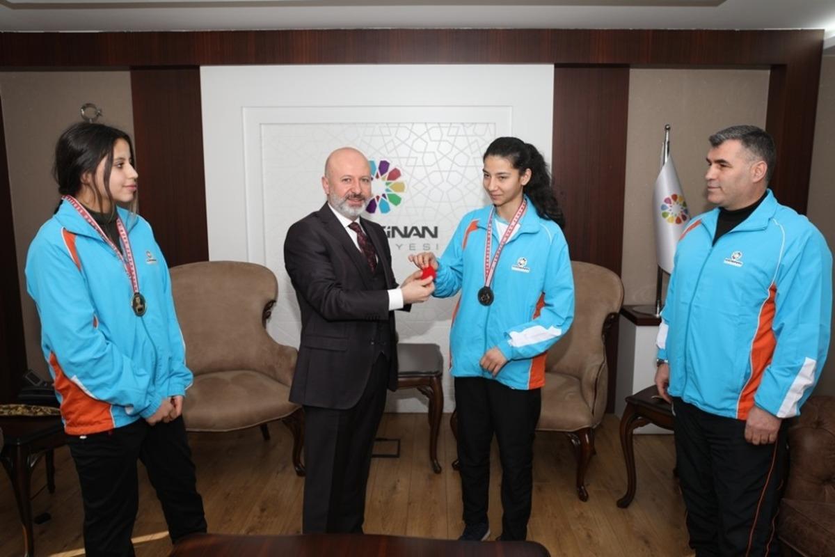Başkan &Ccedil;olakbayrakdar, T&uuml;rkiye Şampiyonlarını &ouml;d&uuml;llendirdi