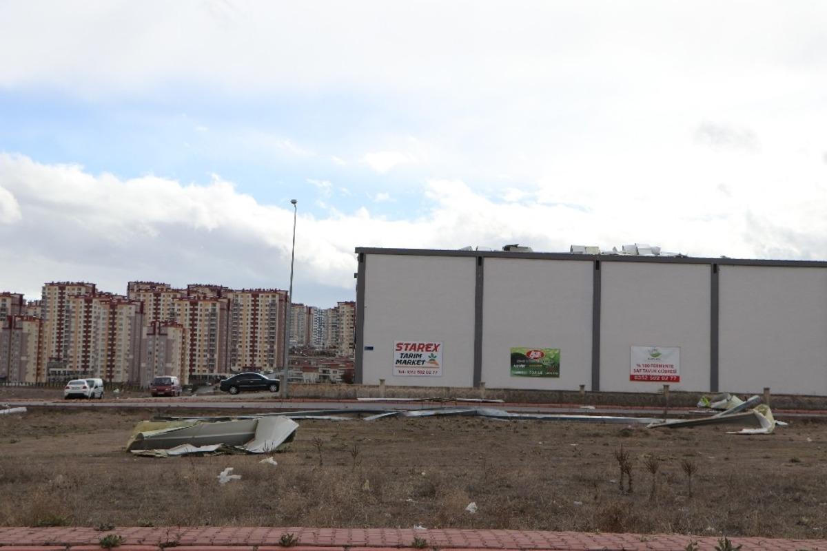 Şiddetli r&uuml;zgar İnşaat Malzemecileri Sitesi&rsquo;ni de vurdu
