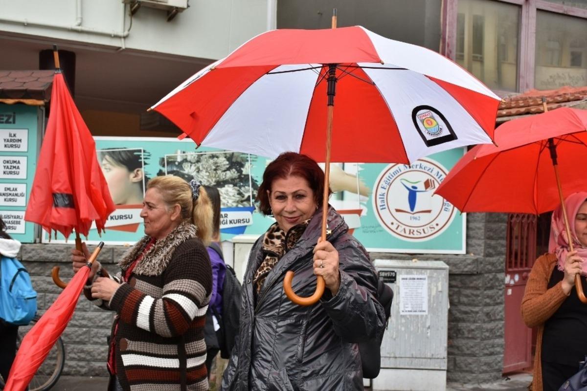 Tarsus Belediyesi, vatandaşlara şemsiye dağıttı