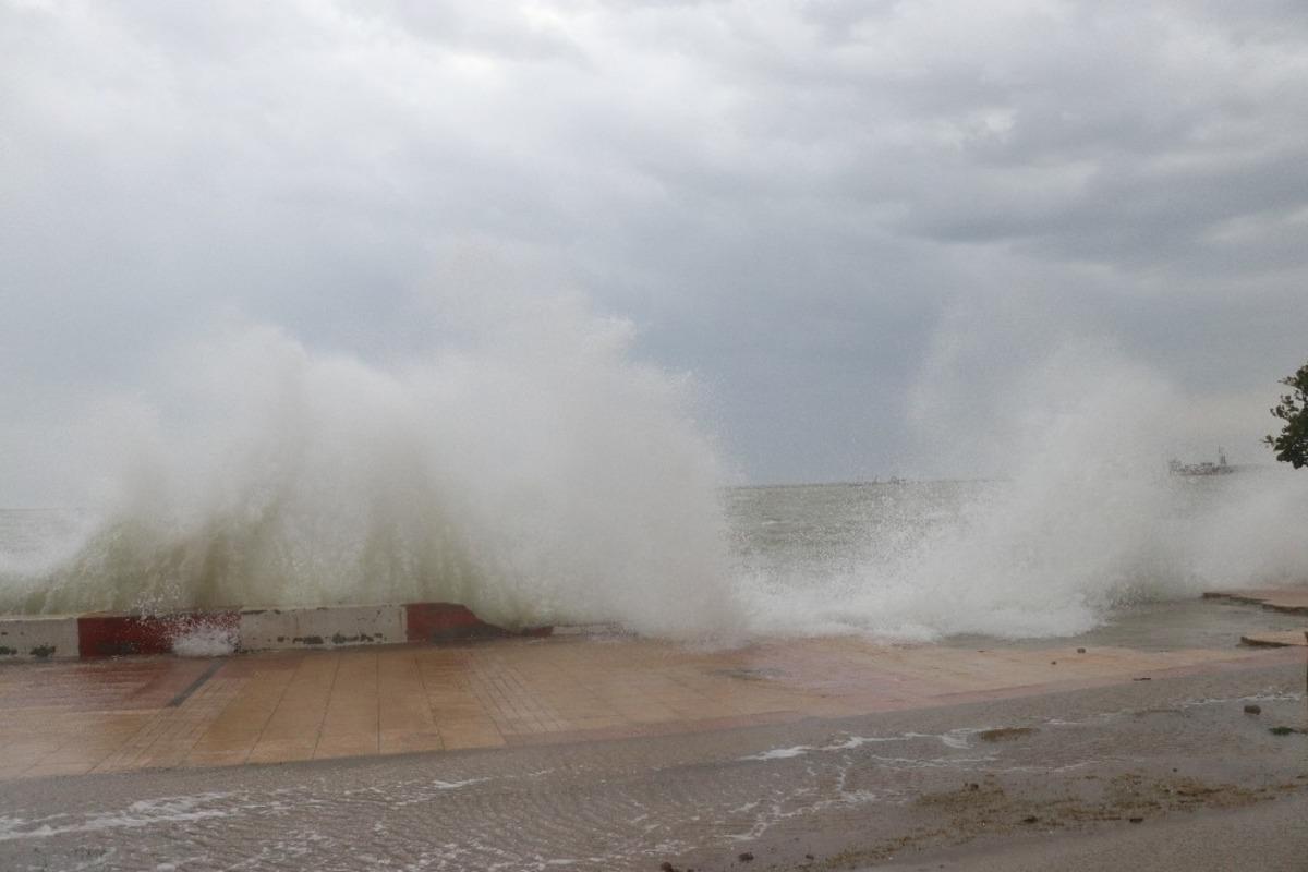 Mersin&rsquo;de dev dalgalar g&ouml;renleri korkuttu