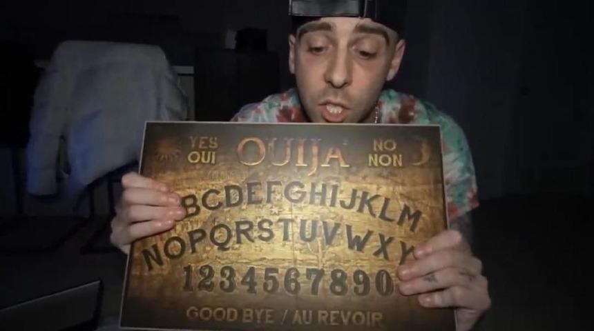 &Uuml;nl&uuml; youtuber tutuklandı! Kız arkadaşının 'ruhunu' &ccedil;ağırmıştı