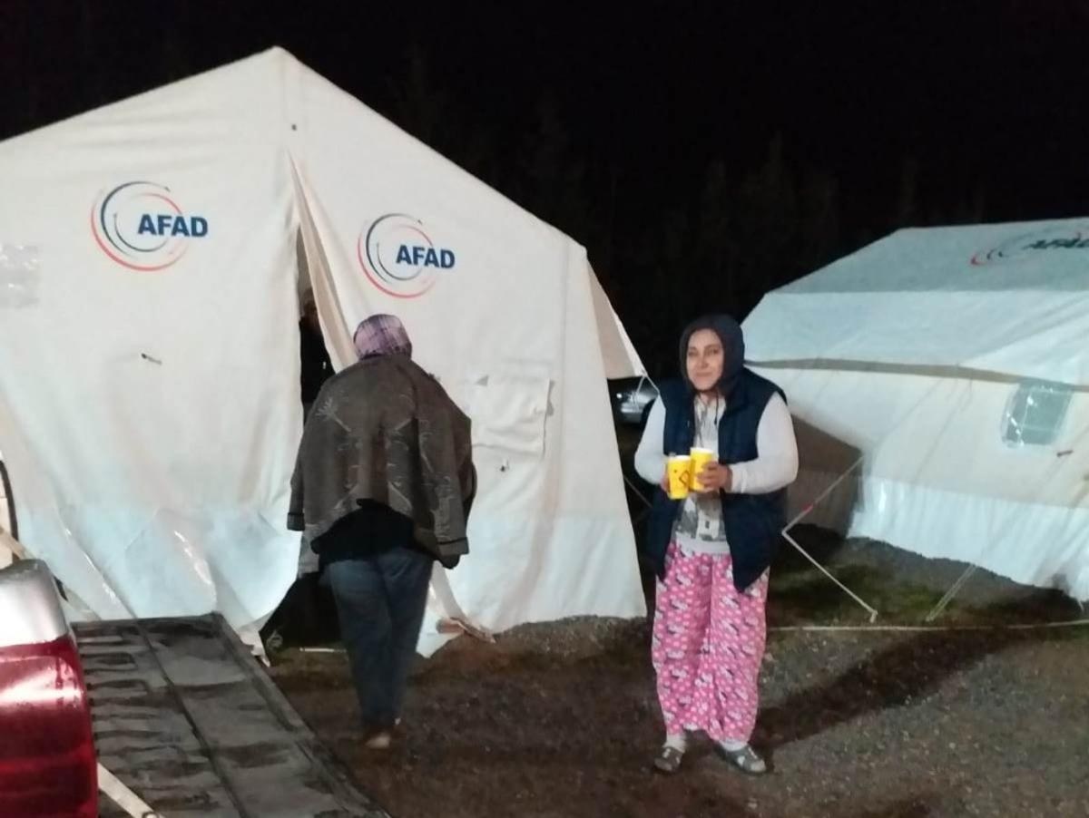 Manisalı depremzedelere sıcak &ccedil;orba dağıtımı devam ediyor