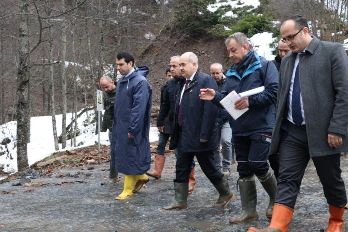 Vali kayıp operat&ouml;r&uuml;n arandığı alanda incelemelerde bulundu