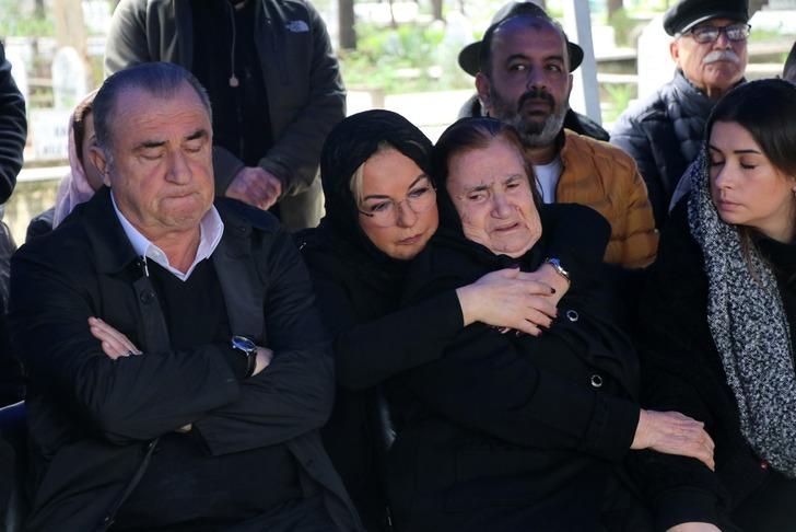 Fatih Terim babasının mezarı başında gözyaşlarını tutamadı G2