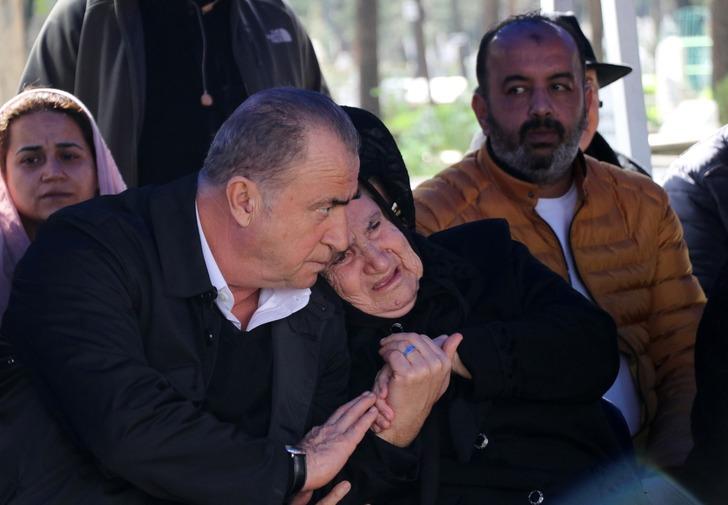 Fatih Terim babasının mezarı başında gözyaşlarını tutamadı G5