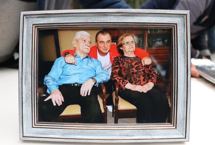 Fatih Terim babasının mezarı başında gözyaşlarını tutamadı G3