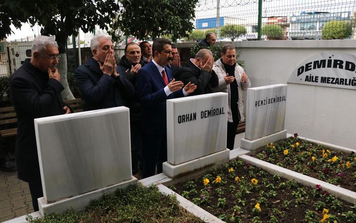 Fatih Terim babasının mezarı başında gözyaşlarını tutamadı G4