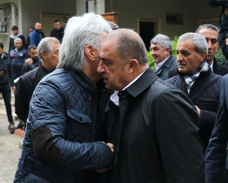 Fatih Terim babasının mezarı başında gözyaşlarını tutamadı G1