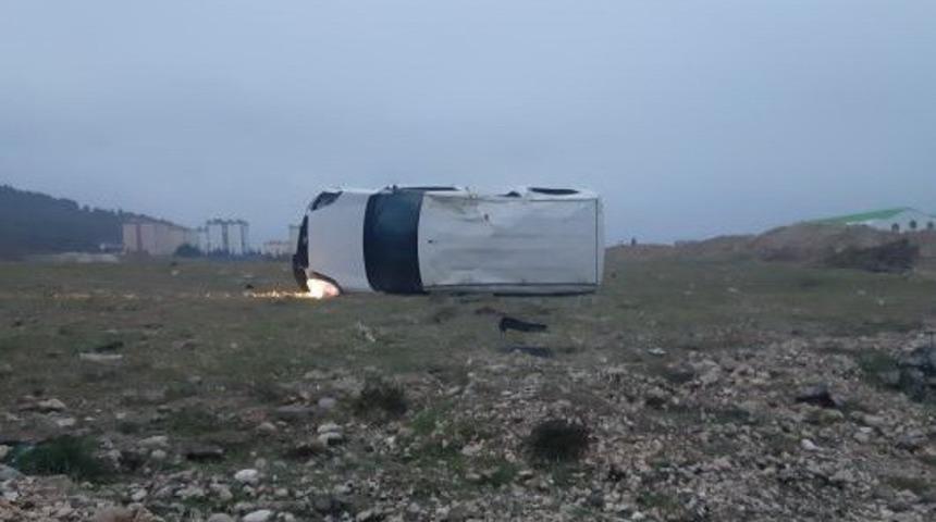 Hafif ticari ara&ccedil; tarlaya yuvarlandı: 1 yaralı