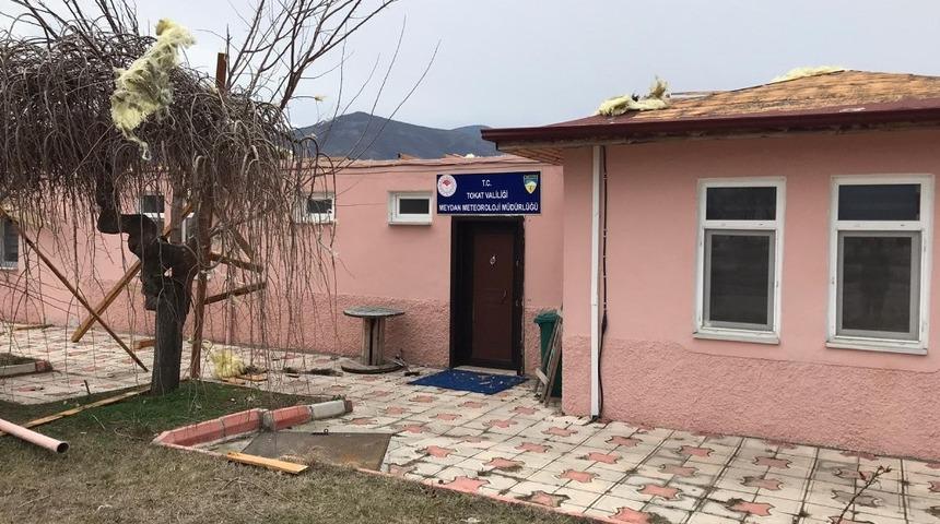 Fırtına, Meteoroloji Müdürlüğü binasının çatısını uçurdu