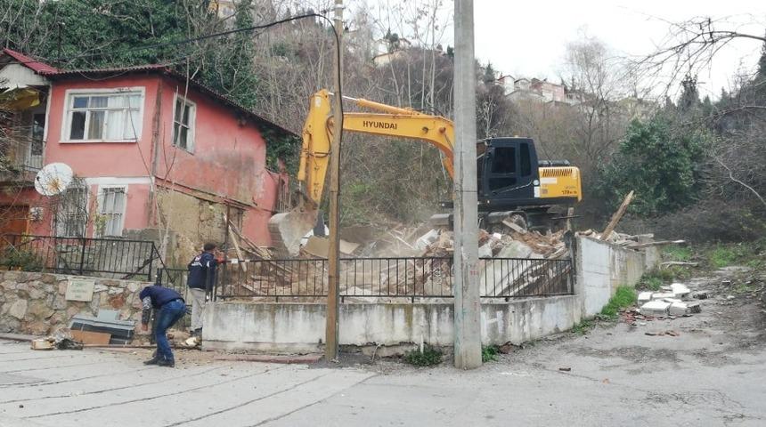 İzmit&rsquo;te tehlikeli binalar yıkılıyor