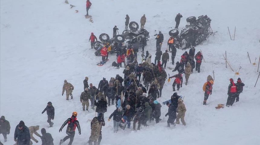 Van Bahçesaray'daki çığ felaketinde 5 kişiyi kurtaran kepçe operatörü o anları anlattı