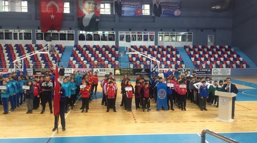 K&uuml;&ccedil;&uuml;kler hentbol grup m&uuml;sabakaları 200 sporcunun katılımıyla başladı