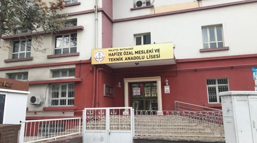 Tescilli okulun yanındaki bina yıkılacak