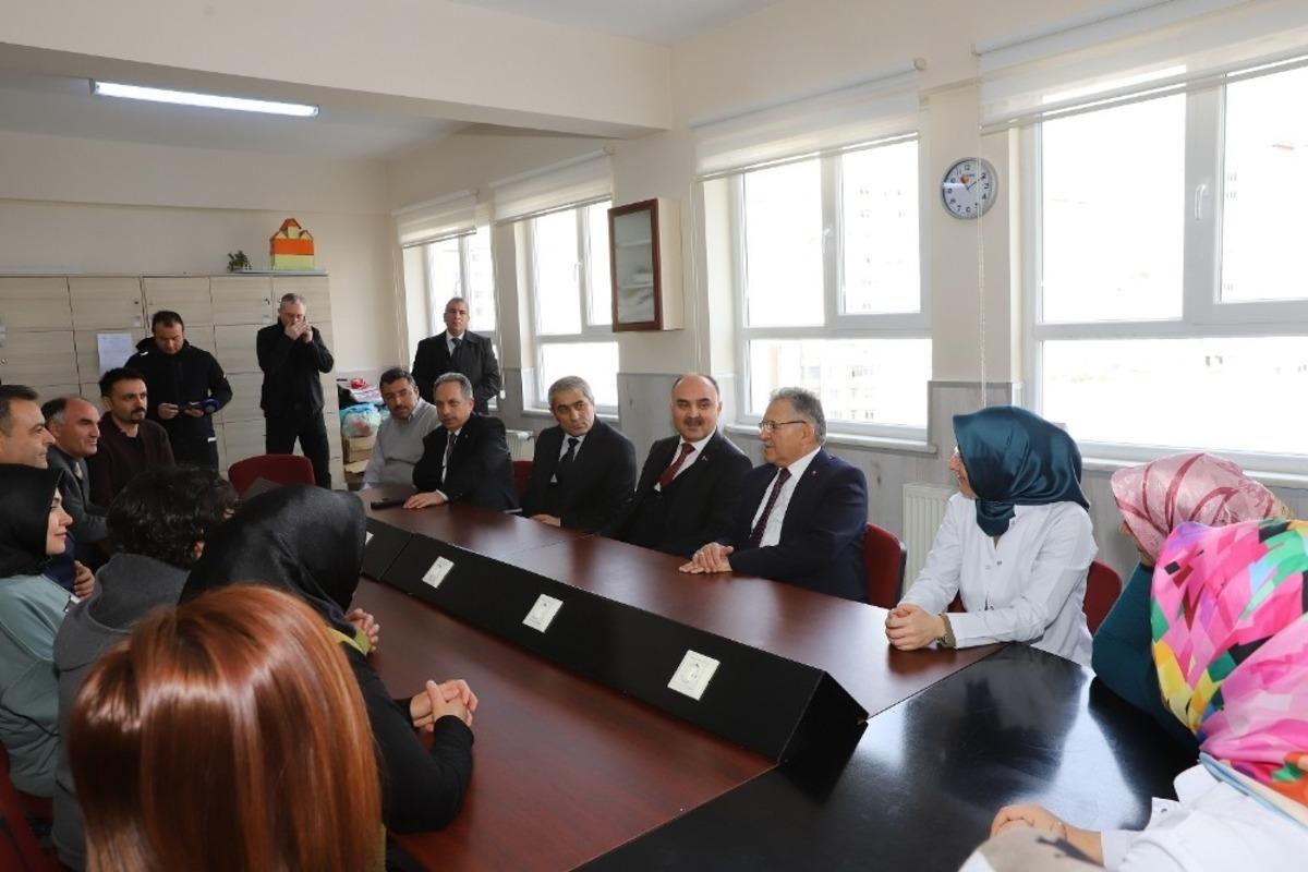 Başkan B&uuml;y&uuml;kkılı&ccedil;, fırtınada hasar g&ouml;ren b&ouml;lgeleri inceledi