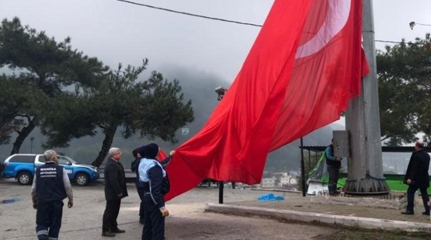 Lodosun zarar verdiği dev T&uuml;rk Bayrağı yenilendi