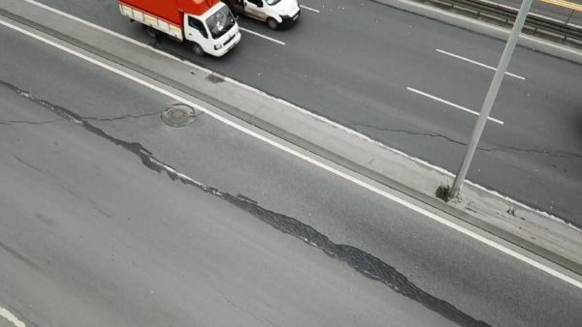 Avcılar'da yolda korkutan &ccedil;atlaklar! 